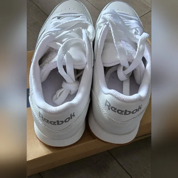 BNIB - New Womans Reebok Classic Sneakers Leather Upper Gum Soles Size 6 1/2 - Picture 5 of 7